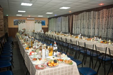 Düğün salonu çiçeklerle süslenmiş..