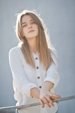 Güneşli bir bahar gününde genç bir güzellik.