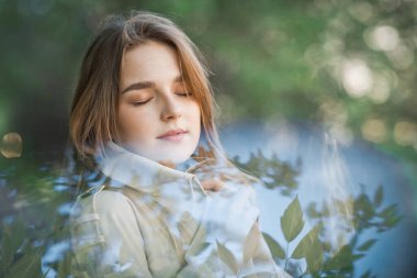 Bir kızın ve doğanın çoklu pozlama portresi.