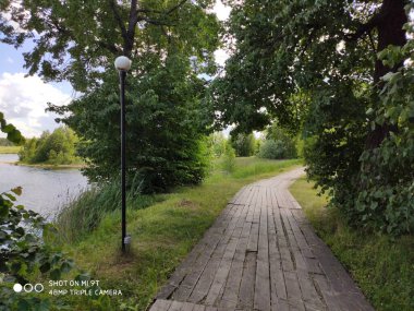 Yarımadadan kiliseye giden yol..