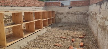 Kurdele temeli olan özel bir evin bodrumunu inşa etme süreci..