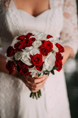 Gelinin elinde bir buket güzel çiçek.