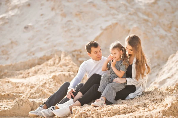 Eine Junge Familie Sitzt Inmitten Der Sandigen Berge — Stockfoto