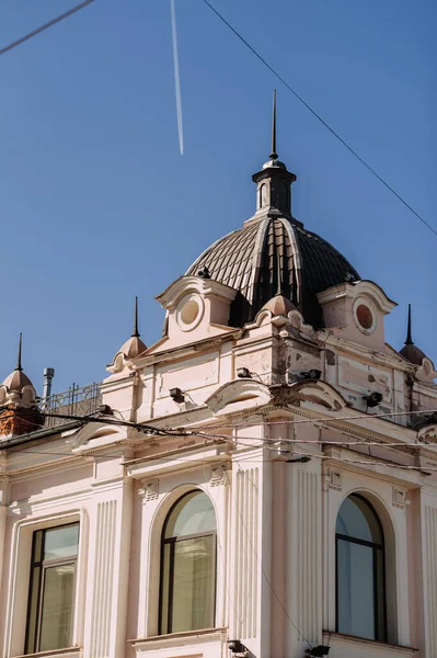 Una Bella Casa Con Grandi Finestre Tetto Stile Gotico — Foto Stock