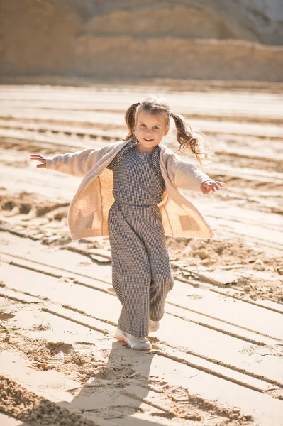 Holčička Šťastně Běhá Písku — Stock fotografie