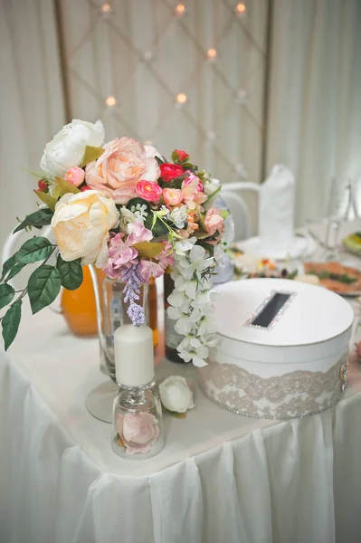 Γαμήλια Αίθουσα Είναι Κομψά Διακοσμημένη Λουλούδια — Φωτογραφία Αρχείου