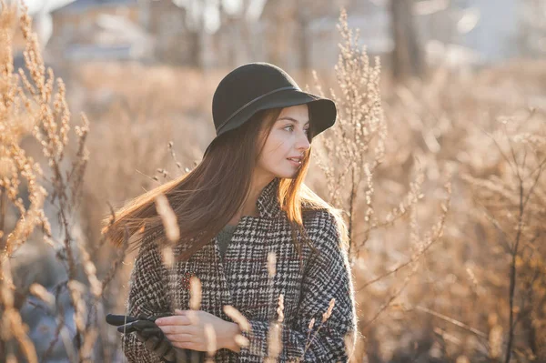 一个穿着芦苇 头戴帽子的漂亮姑娘的画像 — 图库照片
