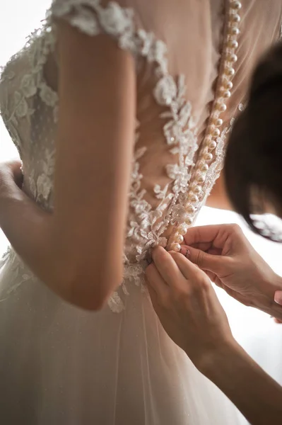 Amigo Ajuda Apertar Vestido Noiva — Fotografia de Stock