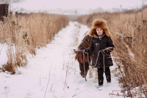 Grand Portrait Une Fille Avec Chapeau Fourrure Poney Rouge Blanc — Photo