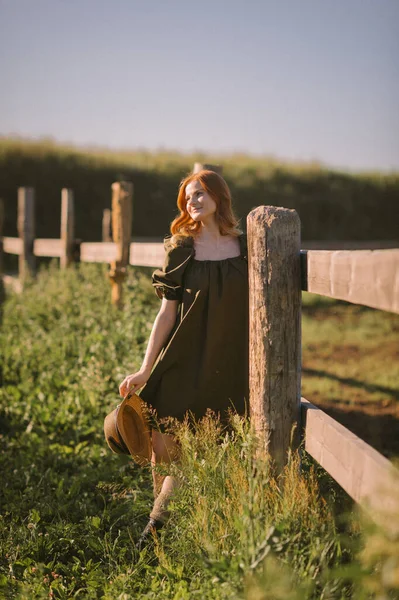 Une Fille Rousse Marche Près Une Clôture Massive Faite Planches — Photo