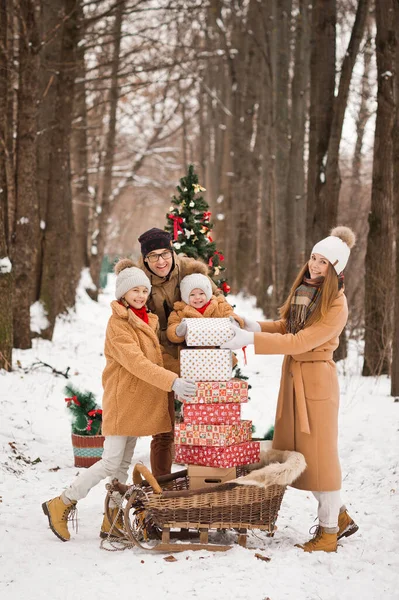 雪の森の中の新年の家族写真 — ストック写真