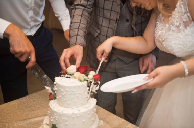 Yeni evliler pastayı parçalara ayırdı..