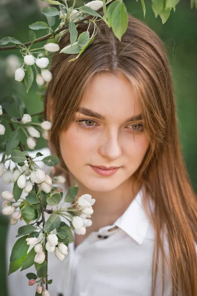 Une Belle Fille Dans Long Imperméable Beige Près Cerisier Fleurs — Photo