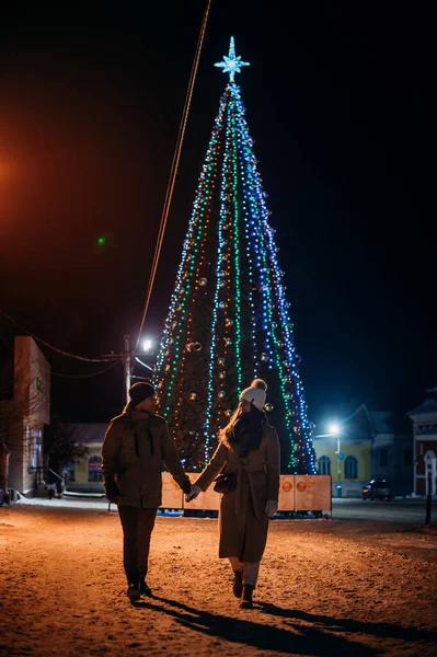 Şehrin yeni yıl ışıklarında birbirine aşık bir çiftin portresi..