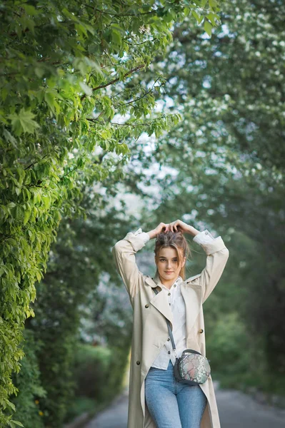 Una Chica Feliz Gira Alrededor Regocijándose Primavera —  Fotos de Stock