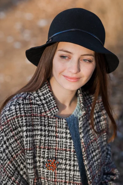 Een Jonge Vrouw Een Voorjaarswandeling — Stockfoto