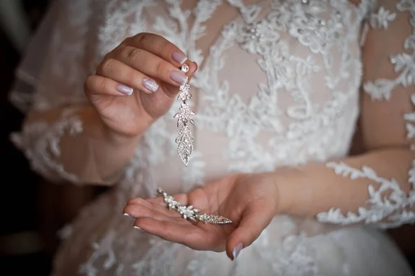 Bellissimi Orecchini Nelle Mani Della Sposa — Foto Stock