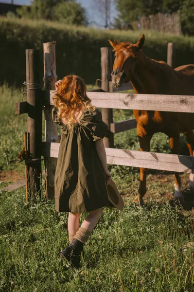 馬のいる女の子とパドック — ストック写真