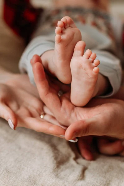 Babys Legs Parents Hands — Stock Photo, Image