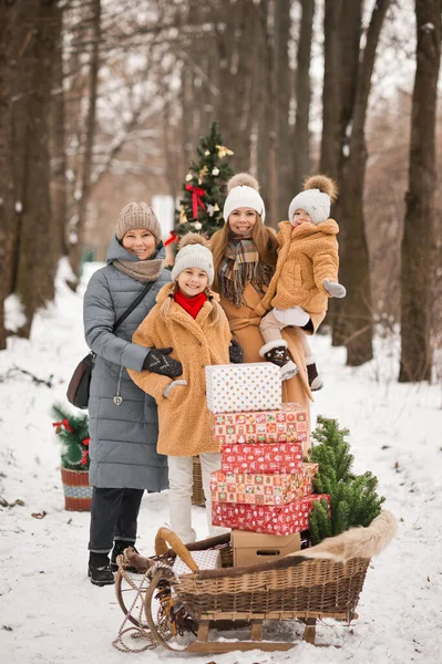 自然の中でクリスマスツリーと新年のはがきの家族写真 — ストック写真