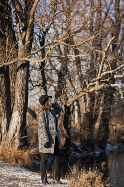 Photo Une Fille Coiffée Chapeau Demi Manteau Sur Fond Neige — Photo