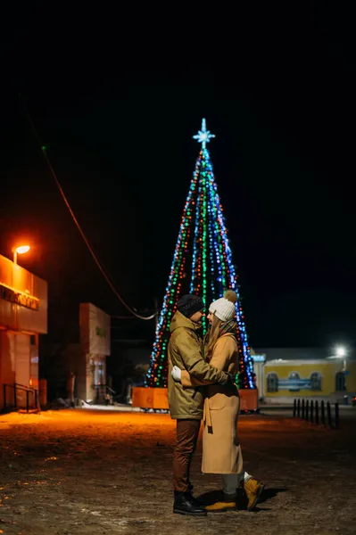 Porträt Eines Verliebten Paares Vor Dem Hintergrund Der Neujahrsleuchten Der — Stockfoto