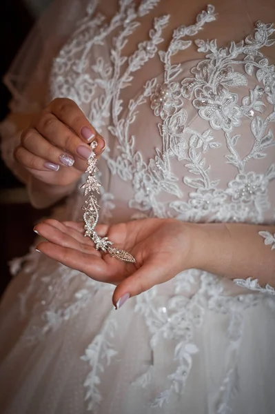 Bride Holds Beautiful Earrings Her Hands — Stock Photo, Image