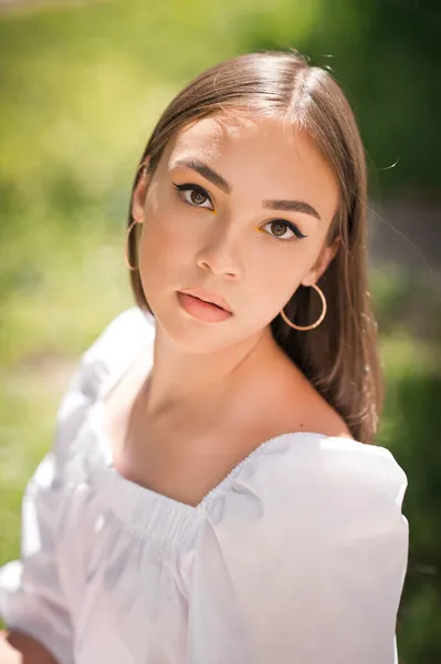 Gran Retrato Una Joven Paseo Primaveral Por Ciudad — Foto de Stock