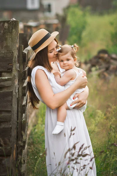 Young Beautiful Mother Holds Her Daughter Her Arms — Stock Photo, Image