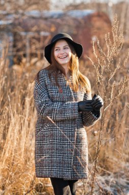 Bahar sabahının erken saatlerinde sazlıklarda bir kız.