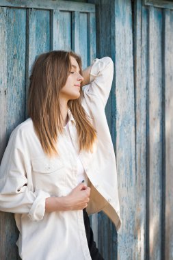 Gün ışığında genç bir kızın güzel bir portresi..