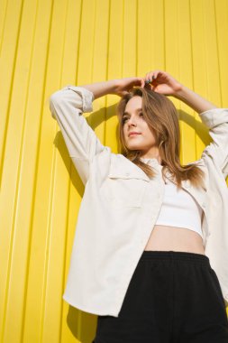 Gün ışığında genç bir kızın güzel bir portresi..