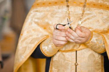 Makasla bir rahibin yakın plan fotoğrafı..