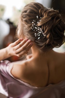 Kız şık saç stilini düzeltiyor..