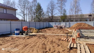 Bant temeli ve duvarların ve bodrum katının inşaatı.