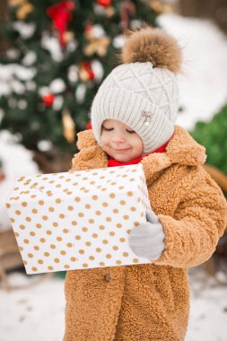 Kışın Yeni Yıl Orman Ağacı 'nda hediye almış bir kız..