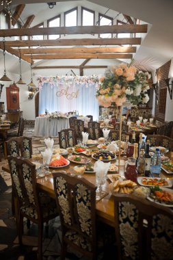 Kutlama yemekleri ve çiçekli masalar..