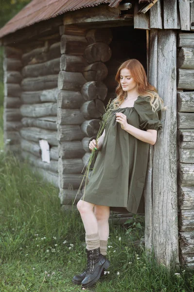 Egy Vörös Hajú Lány Zöld Rusztikus Ruhában Örül Napsütésnek — Stock Fotó