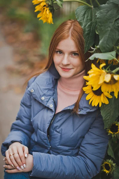 Egy Nagy Portré Egy Vörös Hajú Lányról Természet Hátterében — Stock Fotó