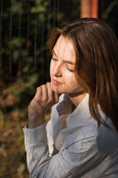 Gran Retrato Una Joven Con Una Sombra Malla Cara — Foto de Stock