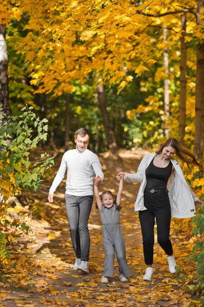 Papa Mutter Und Tochter Spazieren Herbstwald — Stockfoto