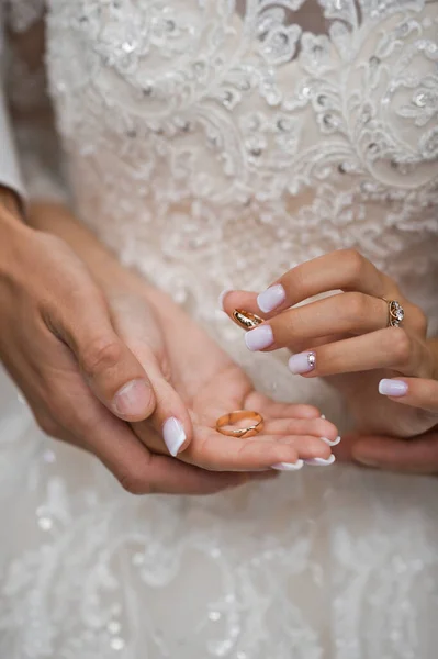 Beautiful Hands Newlyweds Embrace Each Other Holding Wedding Rings — Stock Photo, Image