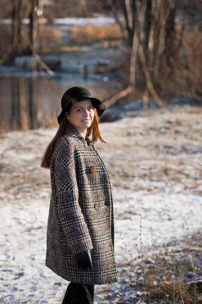 Baharda Kar Arka Planında Paltolu Bir Kız — Stok fotoğraf