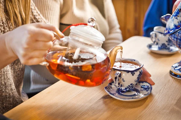 Чай Прозрачном Чайнике Наливают Чашку — стоковое фото