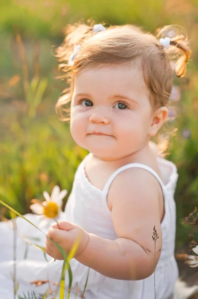 デイジーの花を持つ子供の大きな日当たりの良い肖像画 — ストック写真