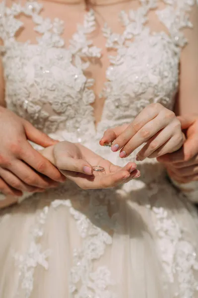 結婚指輪と新婚夫婦の手の優しい抱擁 — ストック写真