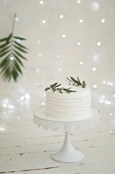 Bolo Decorado Com Galhos Verdes — Fotografia de Stock