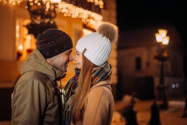 Noel ışıkları arasında aşk.