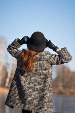 Neşeli bir kız bekliyor doğanın bahar mucizelerini.