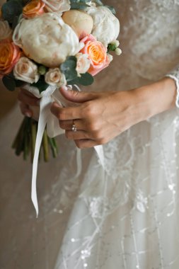 Kız elinde güzel bir buket tutuyor..